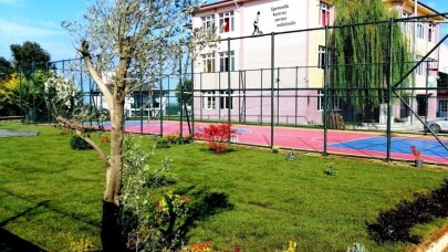 El ele verip okullarının çevresini güzelleştirdiler