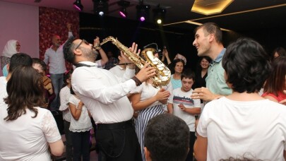 Engelli genç kızlar bindallı giyip, anneleri ile birlikte hayallerini yaşadı