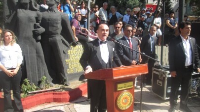 Erdek’te Atatürk’ün benzerine büyük ilgi