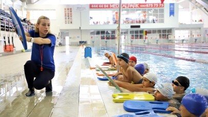 Gebze’de 2 bin 500 çocuk yüzme ile tanıştı