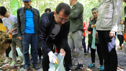 Eldivenini taktı, çöp topladı