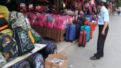 İzmit Zabıtasından kaldırım işgaline sıkı denetim