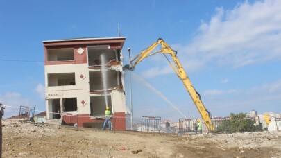 Kağıthane’de riskli bina kontrollü bir şekilde yıkıldı