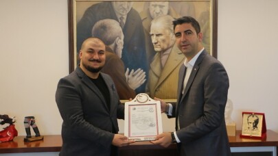 Kartallı esnafların ruhsatı Başkan Yüksel’den