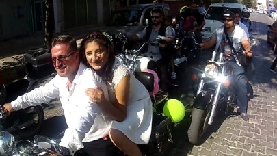 Motor sırtında dünya evine girdiler