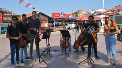 Okula sokak konseriyle başladılar