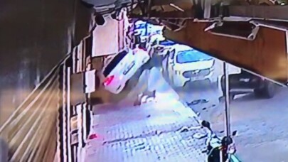 Park halindeki araçlara çarpıp apartman boşluğuna uçtu