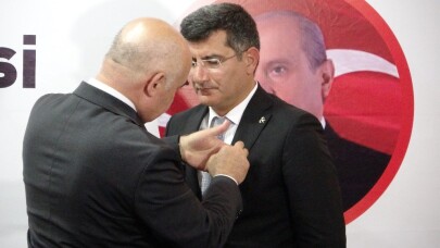 Partilerinden ayrılan İYİ Partililer rozet takarak MHP’ye geçti