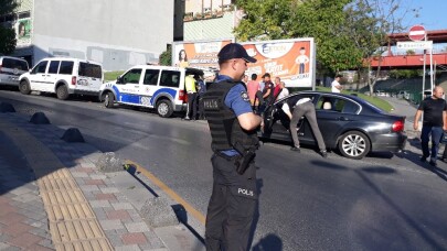 Polis ekiplerinden okul çevresinde şüpheli araç ve kişilere denetim