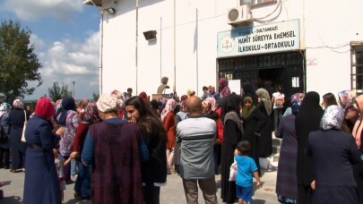 Sultangazi’de okul önünde velilerden protesto
