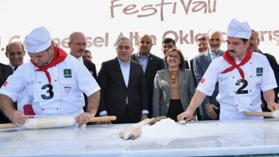 Tarihi Eminönü Meydanı’nda 15 bin dilim baklava dağıtıldı