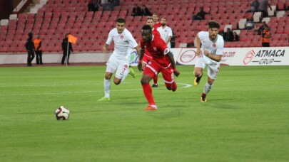 TFF 1. Lig: Balıkesirspor: 2 - Ümraniyespor: 0 (İlk yarı sonucu)