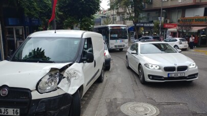 Yağmur sebebiyle 5 araç birbirine girdi