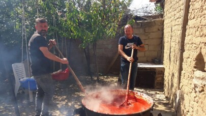 Yemeğin salçasını erkekler yapıyor