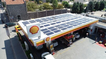 Akaryakıt istasyonun elektriği güneşten sağlanıyor