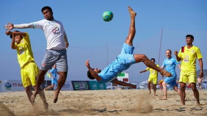 Alanya’da düzenlenen plaj futbolu şampiyonası nefes kesti