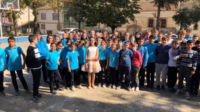 Amerika’dan ödüllü çocuk piyanist köy çocuklarına konser verdi