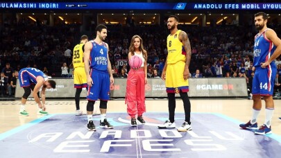 Anadolu Efes - Barcelona maçında ’Pembe Top’