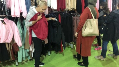 Ataşehir’de kurulan indirim çadırına yoğun ilgi