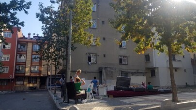 Bağcılar’da depremde hasar alan bir bina boşaltıldı