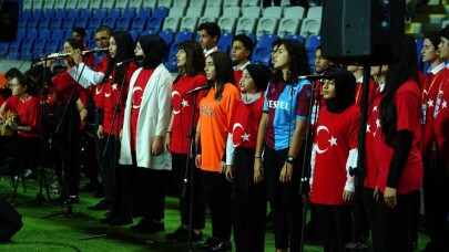 Başakşehir-Trabzonspor maçında İstiklal Marşı öğrencilerden