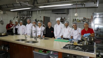 Beyaz Kalpler Aşçı Yardımcılığı Kursuna yeni öğrenciler