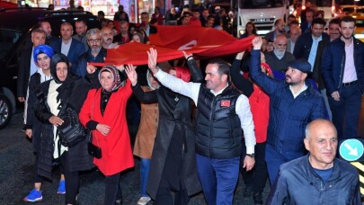 Beyoğlu’nda dev Türk bayrağı ile Cumhuriyet yürüyüşü