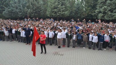 Bin 380 öğrenci aynı anda asker selamı vererek, Barış Pınarı’na destek oldu
