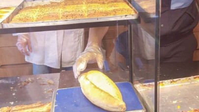 Burhaniye’de eksik gramaj ekmek satan yandı