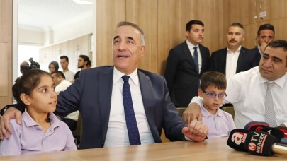 Depremin minik kahramanlarına okullarında ziyaret