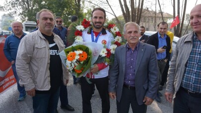 Dünya Şampiyonu’na memleketinde coşkulu karşılama