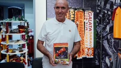 Galatasaray efsanesi Zoran Simoviç, imza gününde taraftarlarla buluştu