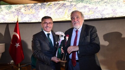 İlber Ortaylı’dan izdiham neden olan gençlere fırça