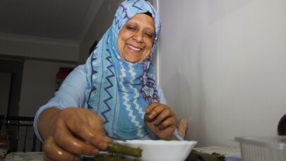 Kanser hastası kadın sardığı sarmalarla öğrencilere burs veriyor