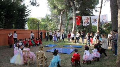 Kartallı minikler masallarla eğlendi