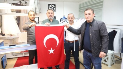Körfez esnafına 2 bin Türk bayrağı dağıtıldı