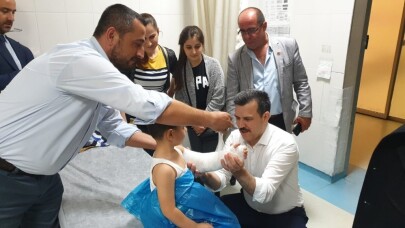 Milletvekili Mustafa Esgin kolu kırılan çocuğu tedavi etti