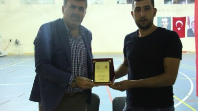 Modifiye Center üyelerinden Başkan Cankul’a plaket