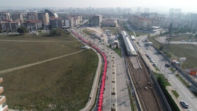 Öğrenciler 400 metrelik Türk bayrağını böyle taşıdı