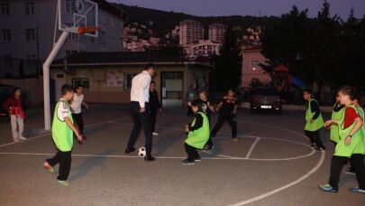 Okul ziyaretinde çocuklarla maç yaptı