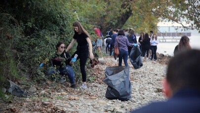 (Özel) Erasmus’lu öğrenciler Sapanca Gölü’nün kenarındaki çöpleri temizledi