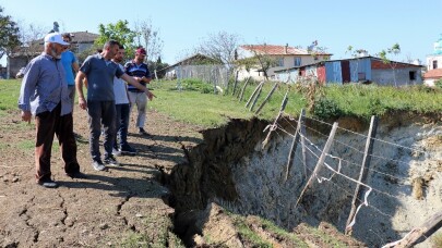 (Özel) Tünel inşaatının çökmesi nedeniyle arazilerinde derin çukurlar oluşan aile mağdur oldu