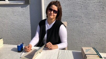 Serebral palsi hastası genç kız yaşadıklarını şiir kitabında topladı