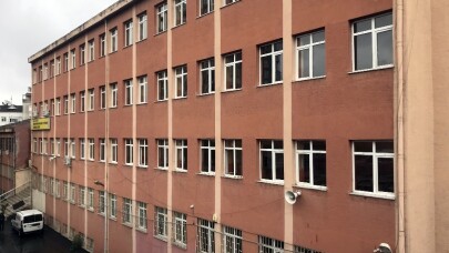 Tahliye kararının ardından veliler okullara gelerek çocuklarını aldı