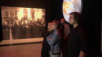 Taksim’de “29 Ekim Cumhuriyete Giden Yol” dijital gösterimi yapıldı