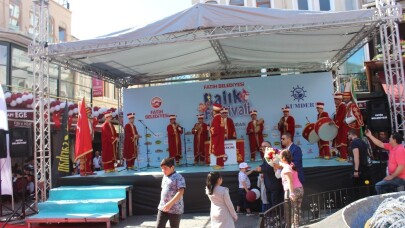 Tarihi Yarımada’da 15 bin kişiye balık ikramı