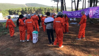 Üniversitelilerin ‘koşarak çöp toplama’ yarışı