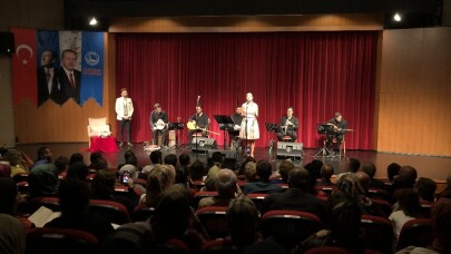 Üsküdar’da Yaprak Sayar ve Ünal Zorer konser verdi