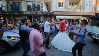 Yabancı turistler gelin ve damadı araçtan indirip çiftetelli oynadı