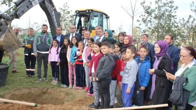 AK Parti Genel Başkan Yardımcısı Kaya, ’Geleceğe Nefes’ için fidan dikti